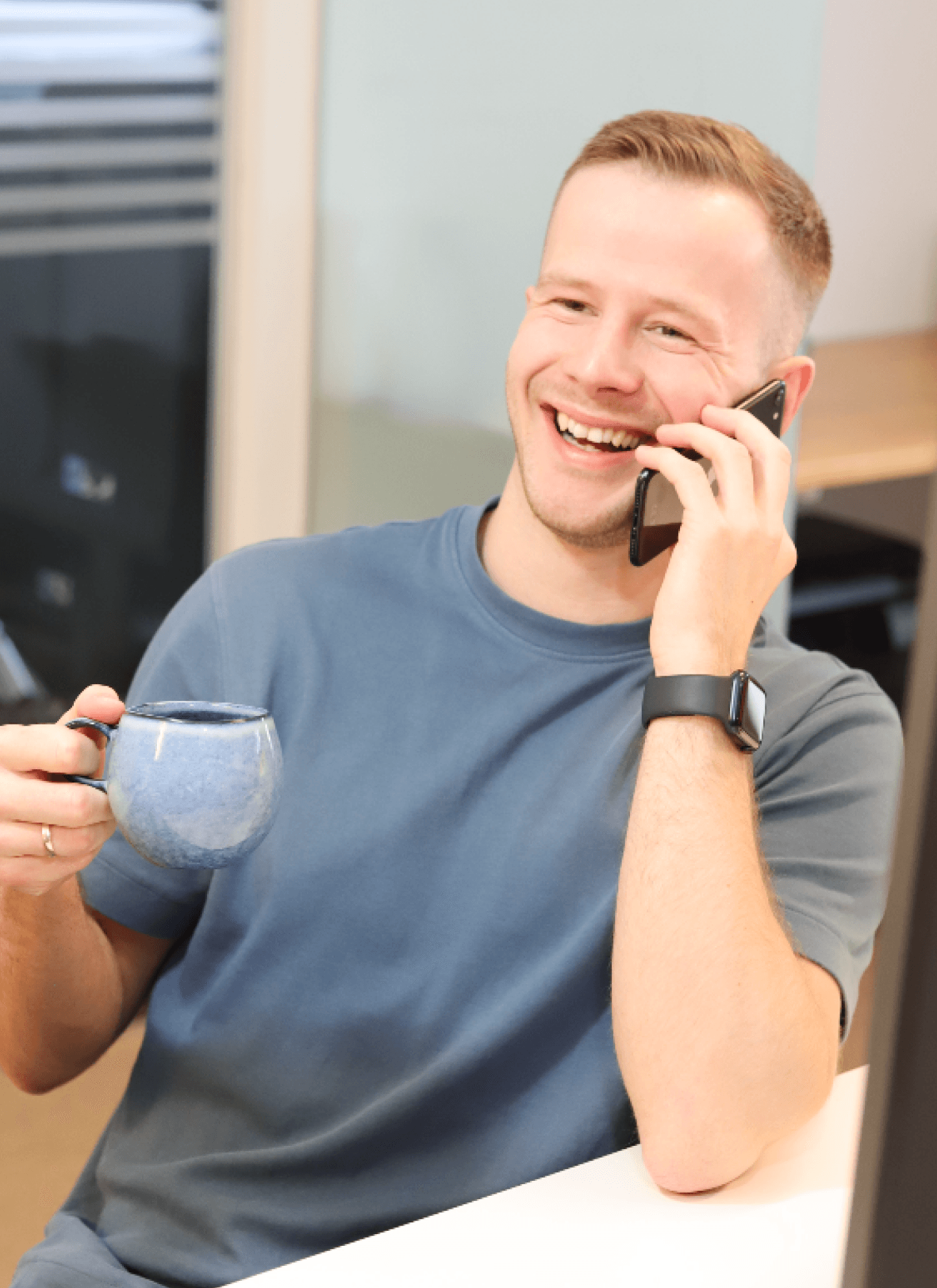 Mynd av smílandi starvsfólki sum tosar í telefon